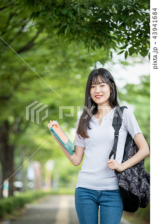 女子大生 カジュアル 韓国人の写真素材