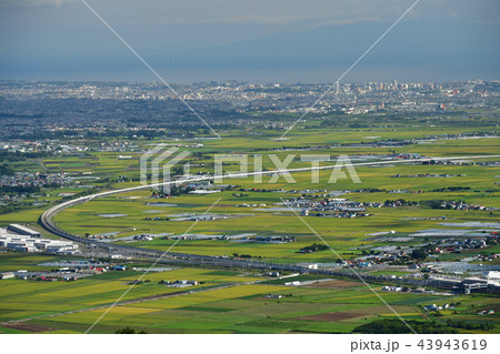 北海道北斗市きじひき高原からJR北海道新函館駅のある大野平野の秋の風景を撮影 43943619