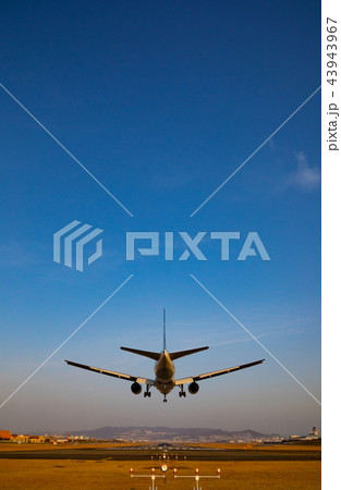ボーイング777-200の着陸（大阪空港） 43943967
