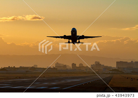 ボーイング777-200の離陸（大阪空港） 43943973