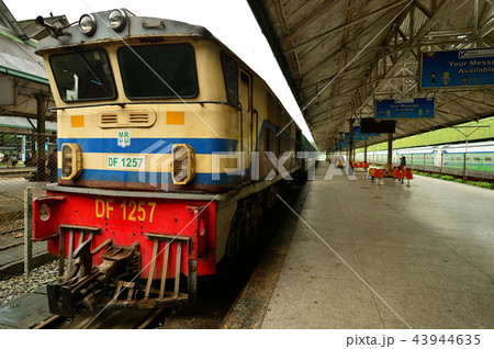 ミャンマー国鉄の機関車 43944635