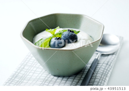 朝のヨーグルトとブルーベリー 朝のヨーグルトとブルーベリー 43951513