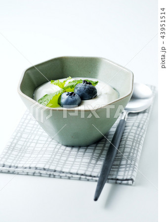 朝のヨーグルトとブルーベリー 朝のヨーグルトとブルーベリー 43951514