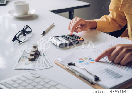 Businesswoman a working on accounts Businesswoman a working on accounts 43951649