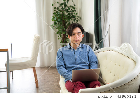 ノートパソコンと男性 43960131