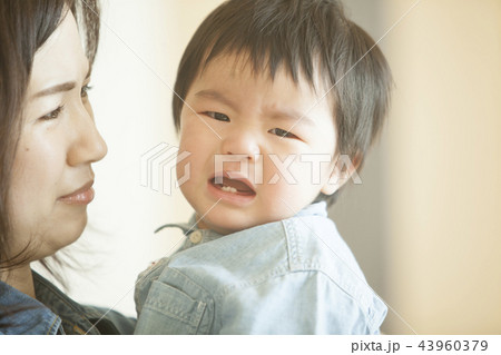 泣く子ども 43960379