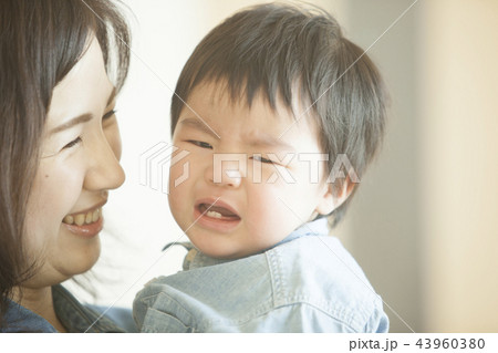 泣く子ども 泣く子ども 43960380