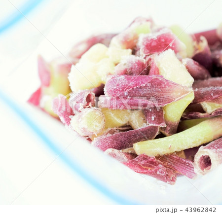 冷凍したミョウガ、袋入り、白背景、冷凍野菜 43962842