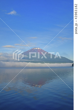 霧の山中湖と逆さ富士 43963182