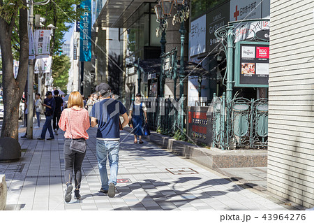 名古屋市中区栄　大津通　栄ガスビル前の賑わい 43964276