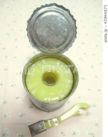 パイナップルの缶詰を缶切りで開ける 43964875