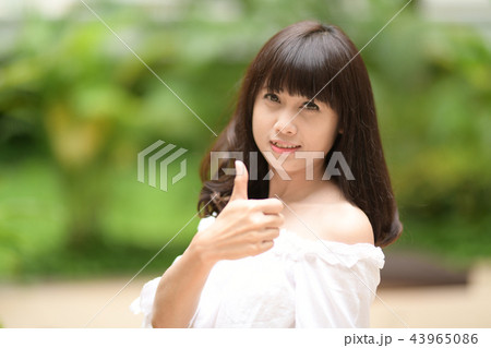 若い女性　上半身　ガッツポーズ 43965086
