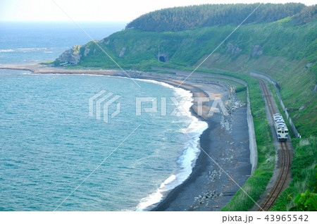 海岸線を走る五能線ローカル列車 海岸線を走る五能線ローカル列車 43965542