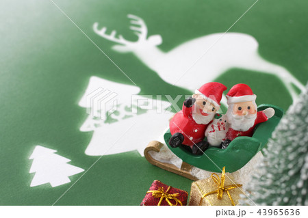 ステンシル背景のクリスマス 雑貨イメージ 43965636