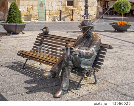 Statue of Antoni Gaudi - Leon 43966029