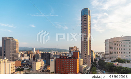夕暮れの金沢市街地風景 43966568