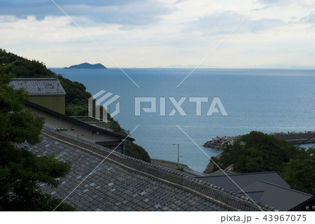屋根越しの海 43967075