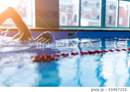 Photo from side of sports man swimming in pool 43967250