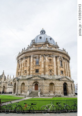 イギリスオックスフォードの石造りの歴史的なドーム型の建物の写真素材 43969443 Pixta