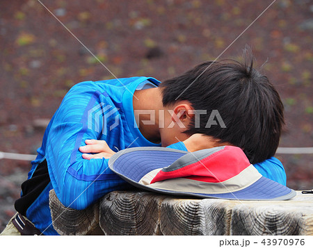 登山中に高山病で体調を崩した中学生 登山中に高山病で体調を崩した中学生 43970976