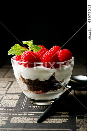 フランボワーズのヨーグルトパフェ フランボワーズのヨーグルトパフェ 43972013