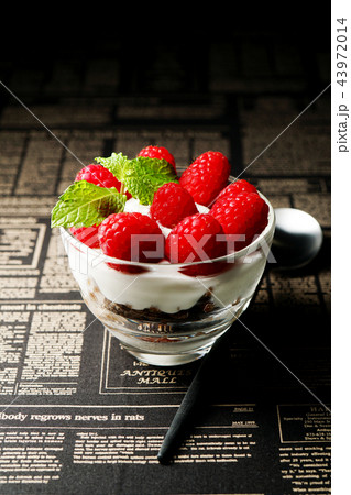 フランボワーズのヨーグルトパフェ フランボワーズのヨーグルトパフェ 43972014