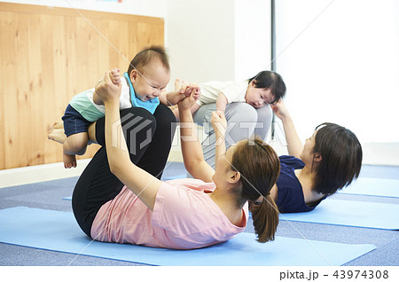 ベビーヨガ 43974308
