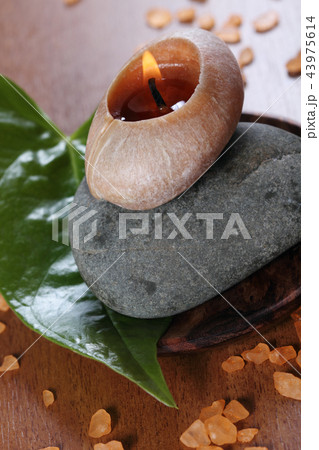 Spa setting with burning candle Spa setting with burning candle 43975614