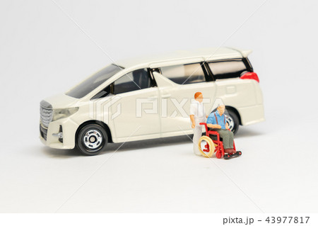 自宅介護　デイサービス(時事問題） 43977817