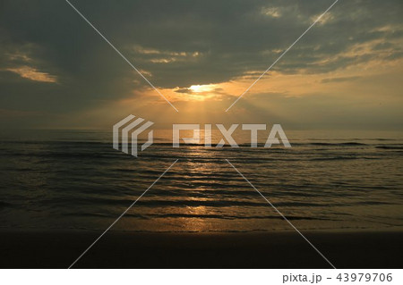 石川県千里浜の夕暮れ 43979706