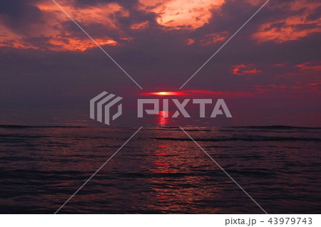 石川県千里浜の夕暮れ 43979743
