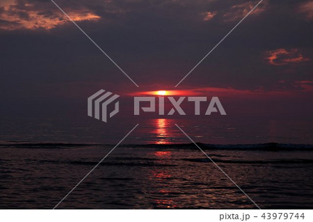 石川県千里浜の夕暮れ 石川県千里浜の夕暮れ 43979744