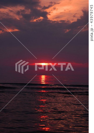 石川県千里浜の夕暮れ 石川県千里浜の夕暮れ 43979745