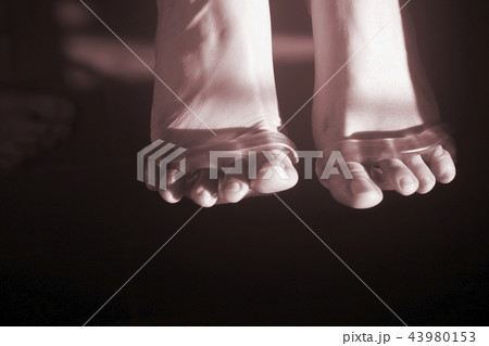 Toe separator to pedicure nails 43980153