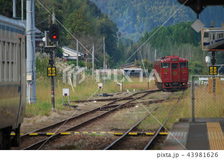 吉松駅を発車する「しんぺい4号」 43981626