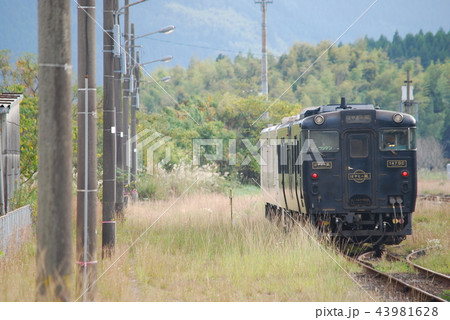 吉松駅を発車するはやとの風 43981628