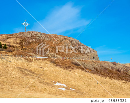 Cross on hill near Ulfljotsvatn lake, Iceland Cross on hill near Ulfljotsvatn lake, Iceland 43983521