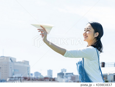 紙飛行機 女性 飛ばすの写真素材 4397