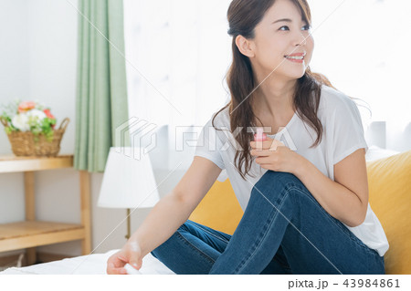 ネイルケアをする女性 43984861