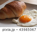 目玉焼きとロールパン 43985067