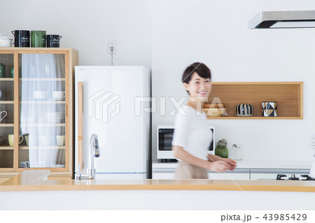 キッチン　女性　主婦　家事　母親　ブレ 43985429