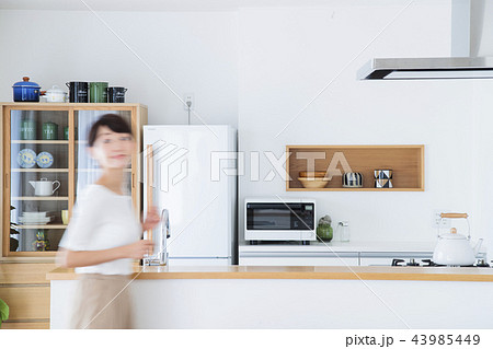 キッチン　女性　主婦　家事　母親　ブレ 43985449