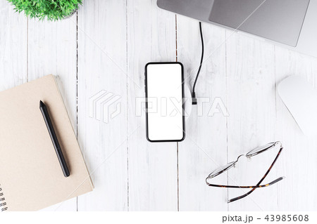 phone white blank screen on wireless charger top v 43985608