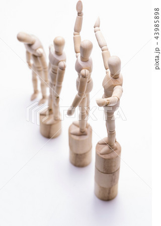 順位別に並ぶ木の人形 43985898