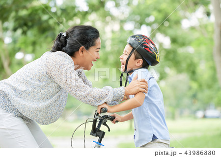 Congratulating son Congratulating son 43986880