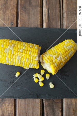 甘くて美味しい北海道産の茹でた朝採れトウモロコシ 43989701