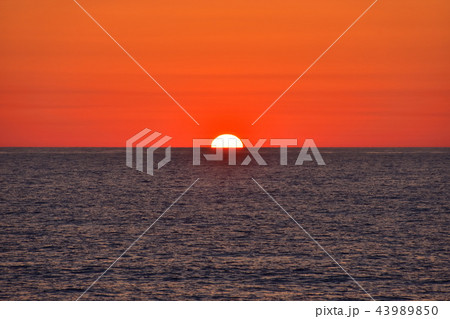 山形　日本海に沈む夕日 43989850