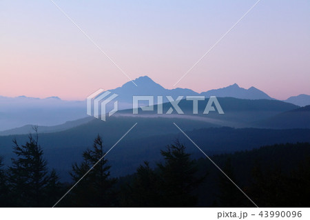 南アルプス　入笠山頂から望む朝の景色 43990096