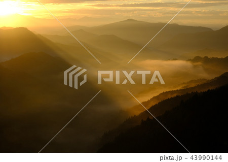 野迫川村の雲海(奈良県吉野郡野迫川村) 野迫川村の雲海(奈良県吉野郡野迫川村) 43990144