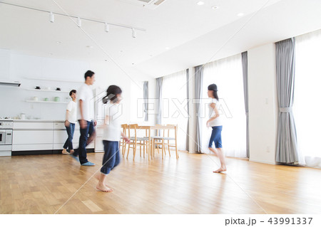 家族　親子　ファミリー　女性　子供　ぶれ 43991337